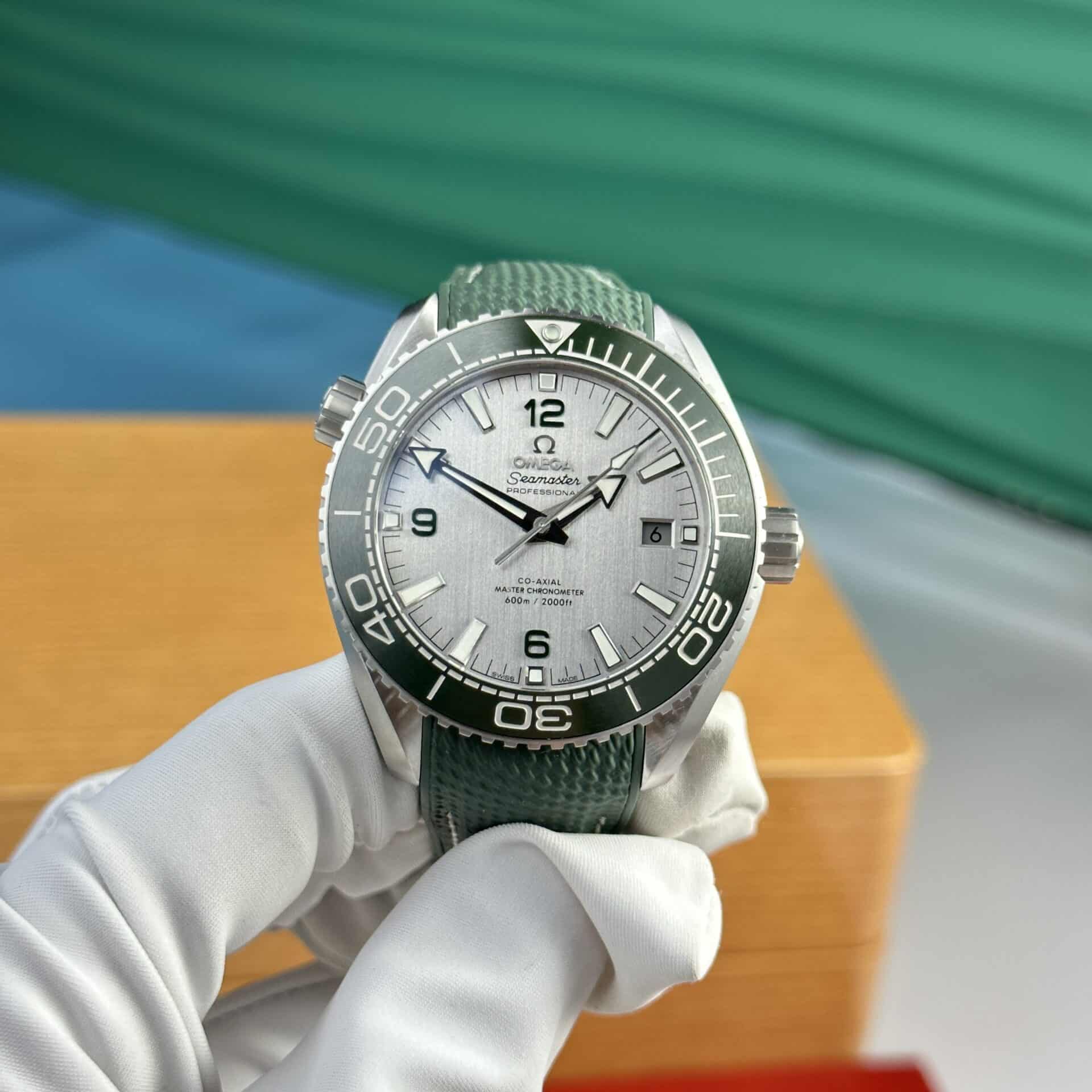 Omega Seamaster Planet Ocean 600M Silver Dial Green Bezel Best Replica VSF 43.5mm
