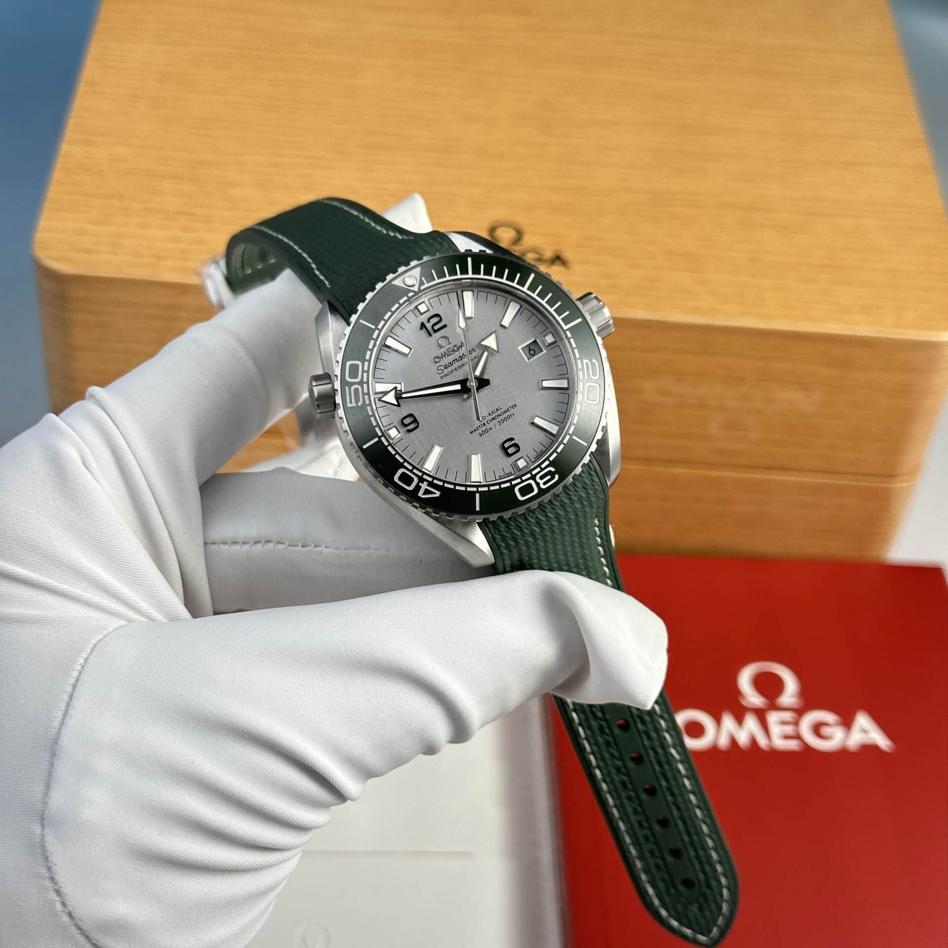 Omega Seamaster Planet Ocean 600M Silver Dial Green Bezel Best Replica VSF 43.5mm