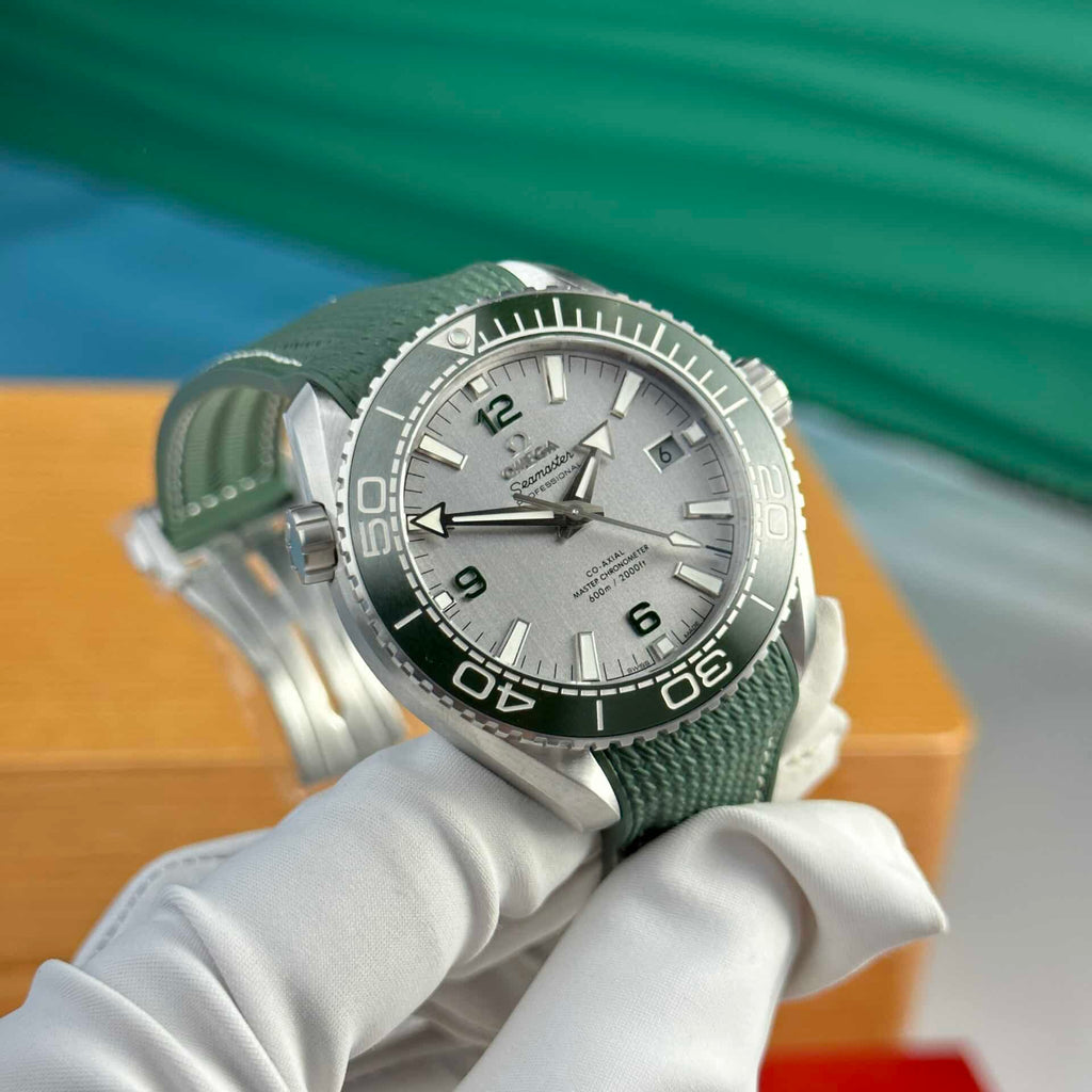 Omega Seamaster Planet Ocean 600M Silver Dial Green Bezel Best Replica VSF 43.5mm