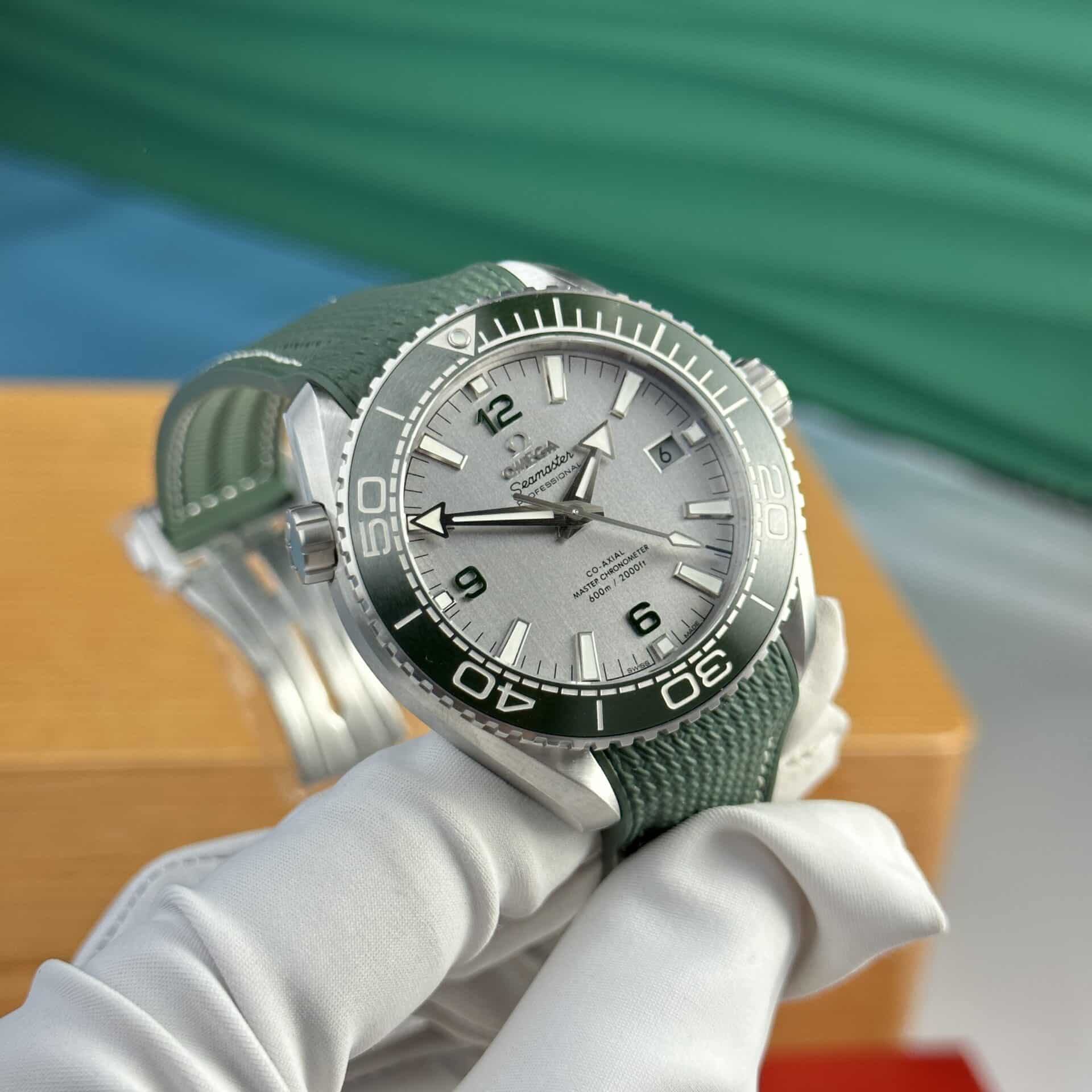 Omega Seamaster Planet Ocean 600M Silver Dial Green Bezel Best Replica VSF 43.5mm